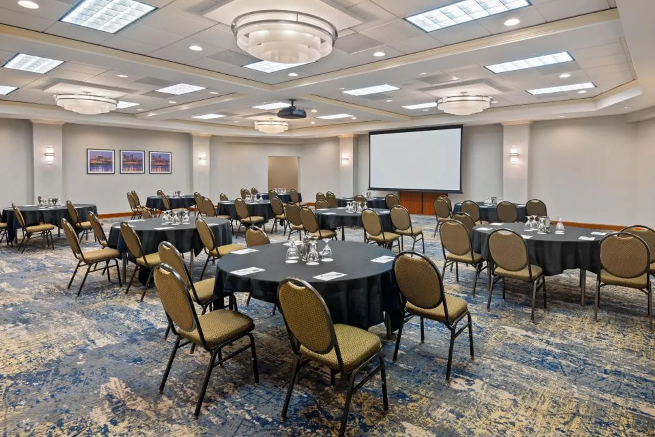 Hampton Inn & Suites Kansas City-Country Club Plaza — rooms and atmosphere
