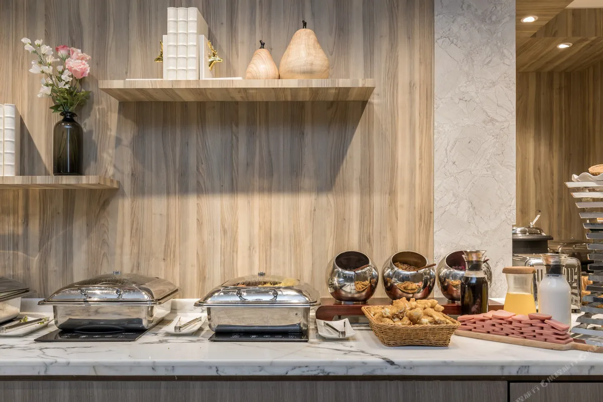 Hanting Premium Hotel Xiamen Zhongshan Road Pedestrian Street — rooms and atmosphere