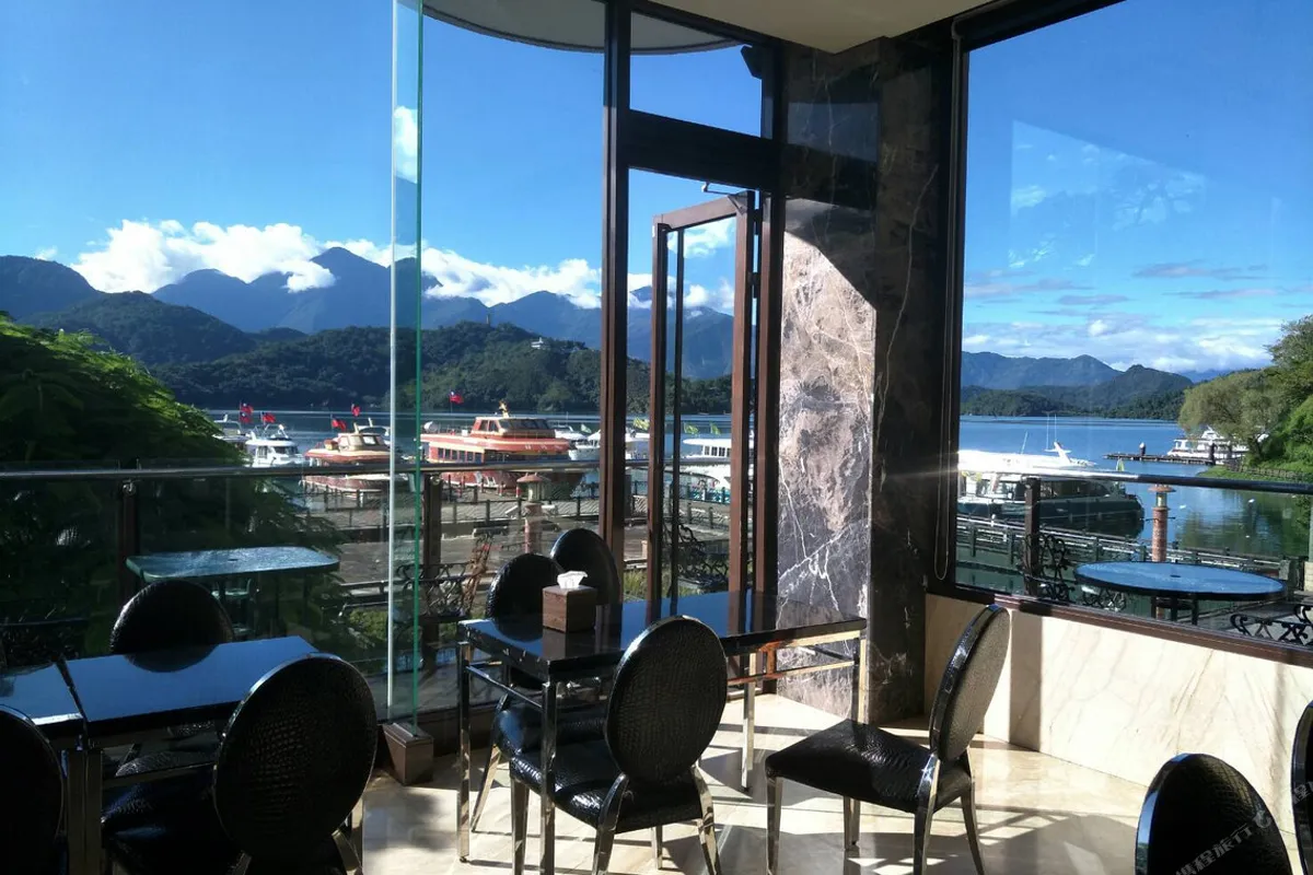Harbor Resort Hotel — rooms and atmosphere