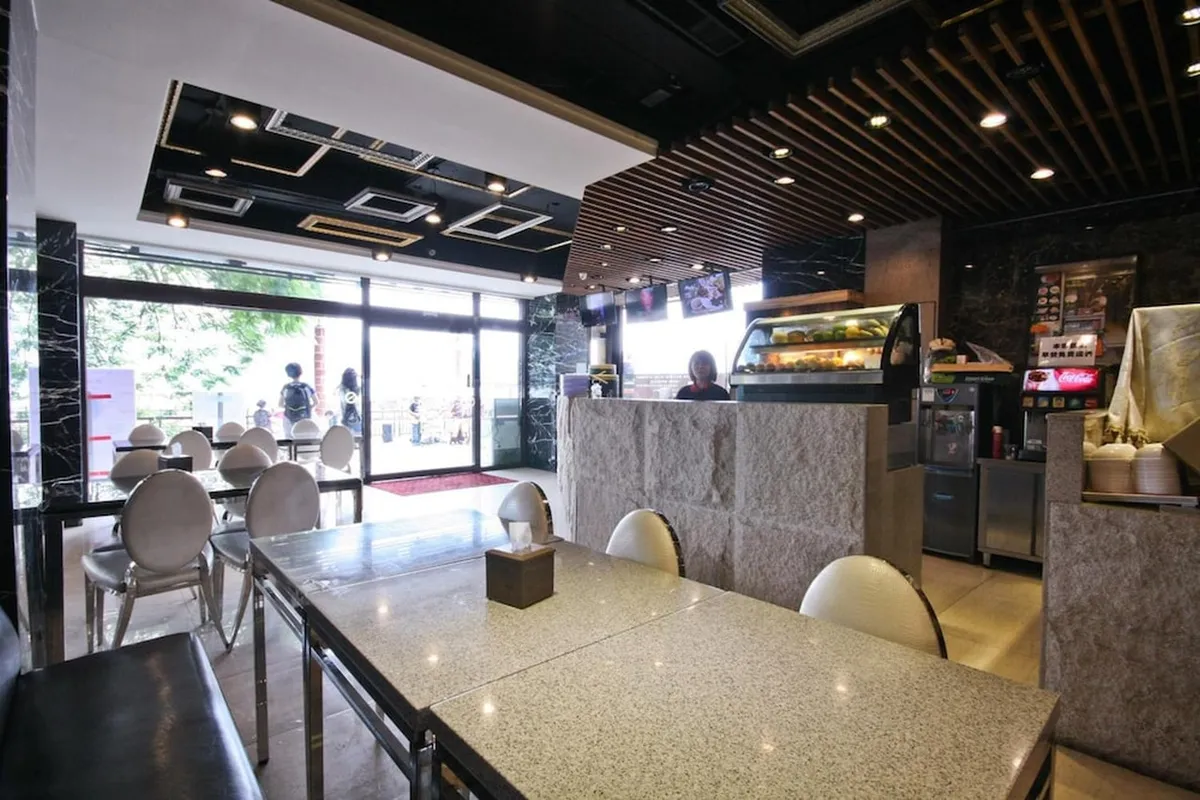 Harbor Resort Hotel — rooms and atmosphere