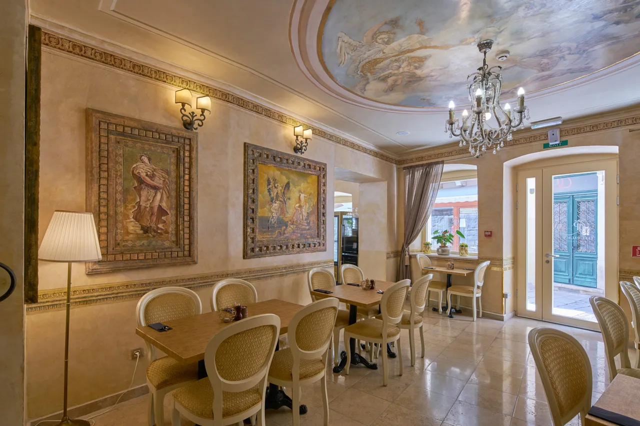 Heritage Hotel Life Palace — rooms and atmosphere