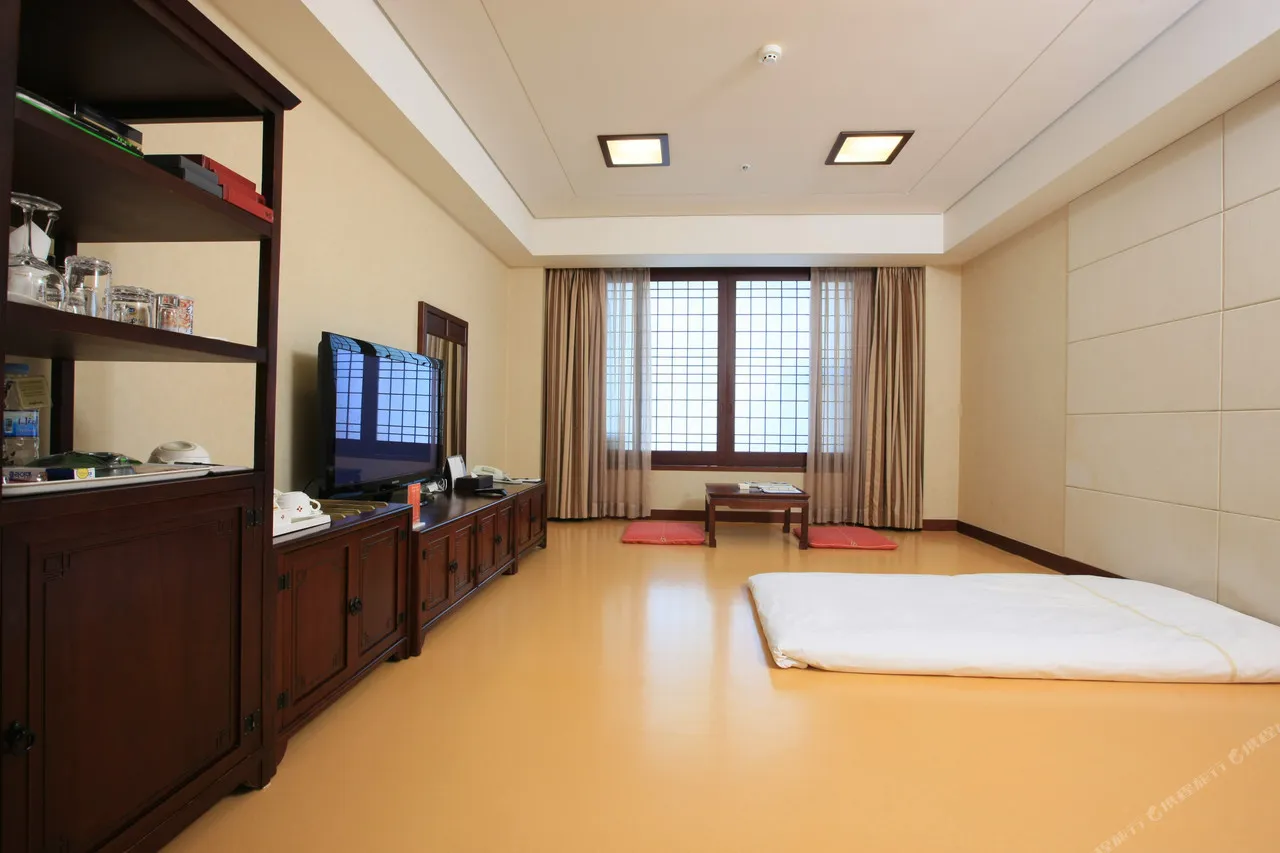 High1 Grand Hotel — rooms and atmosphere
