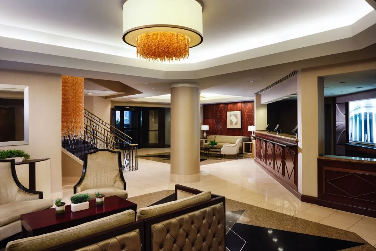 Hilton Arlington — rooms and atmosphere