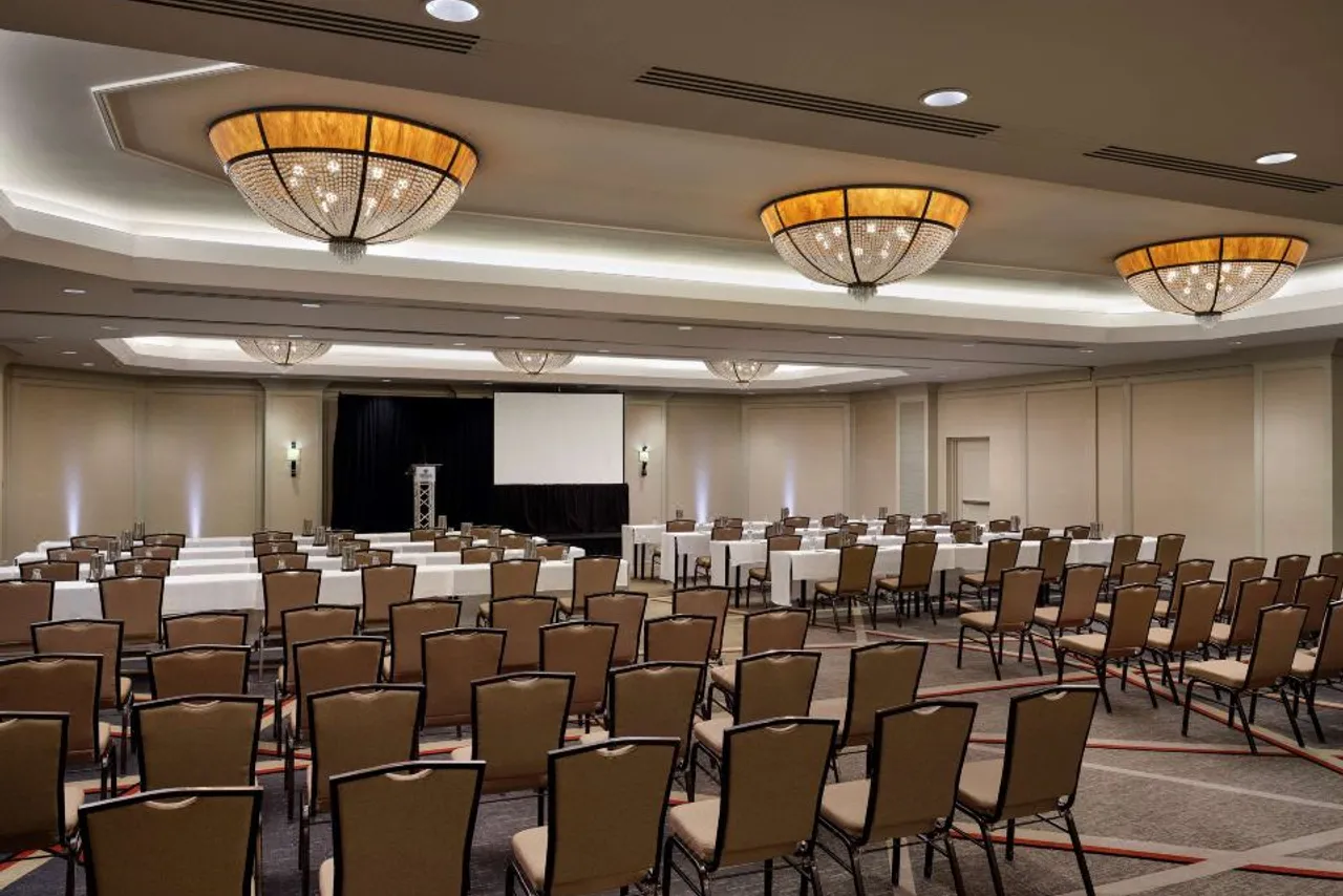 Hilton Arlington — rooms and atmosphere