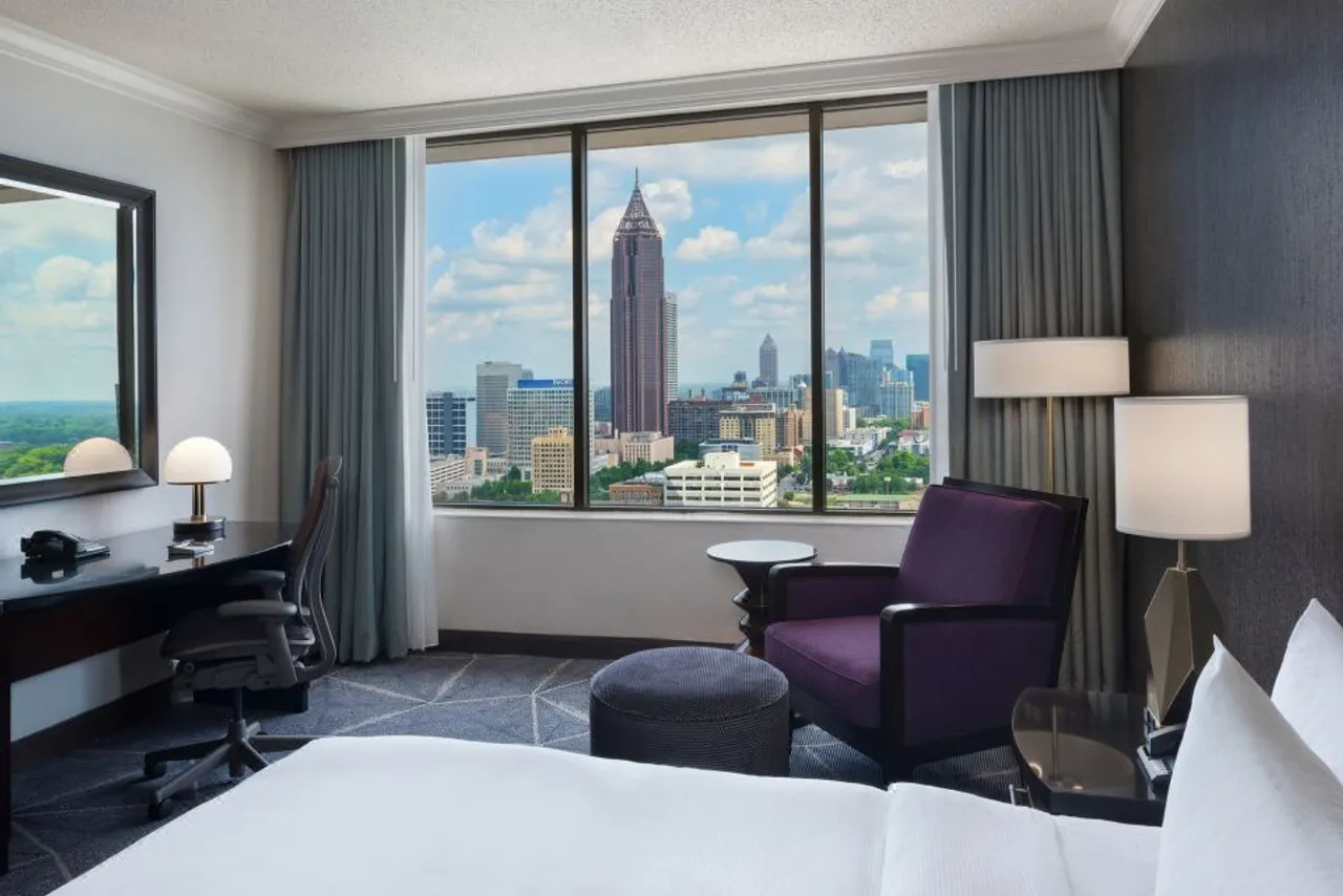 Hilton Atlanta — rooms and atmosphere