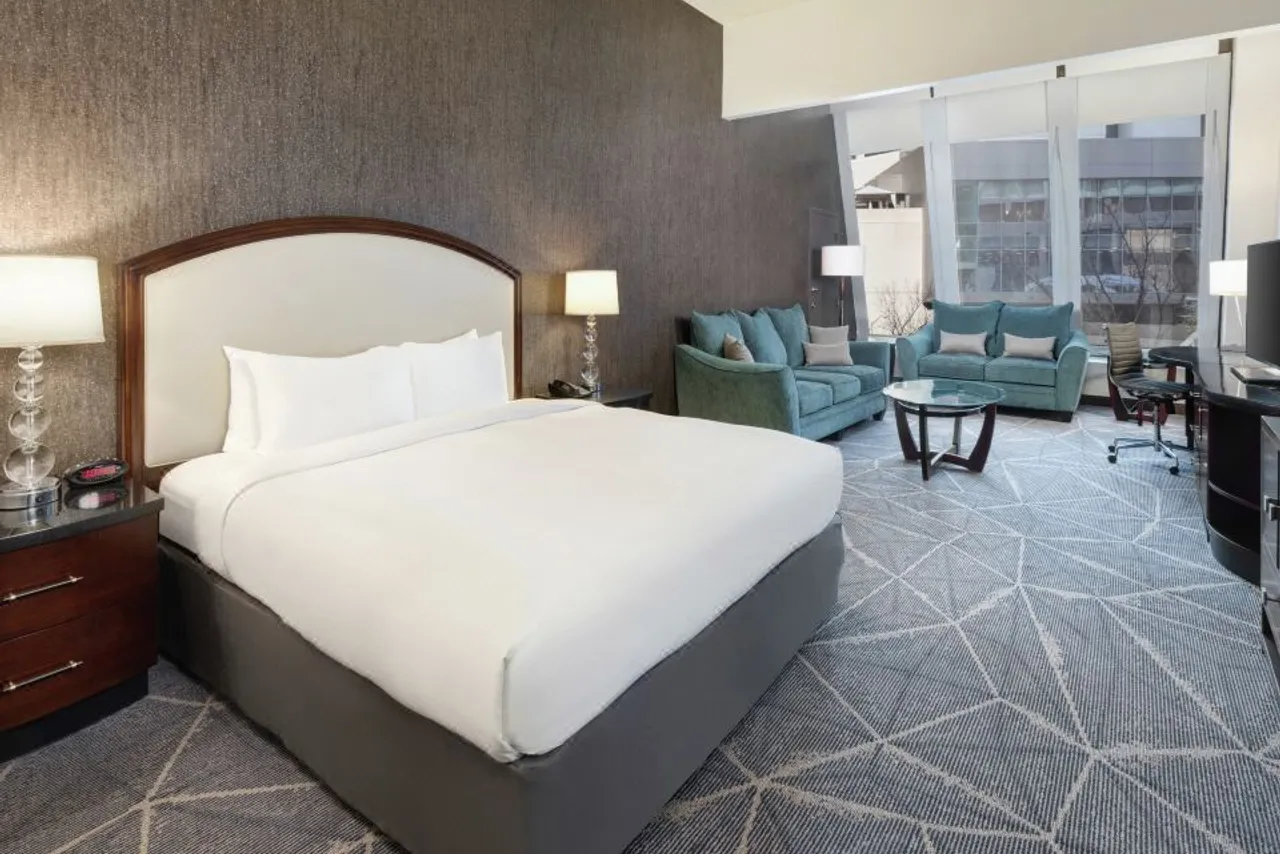 Hilton Atlanta — rooms and atmosphere