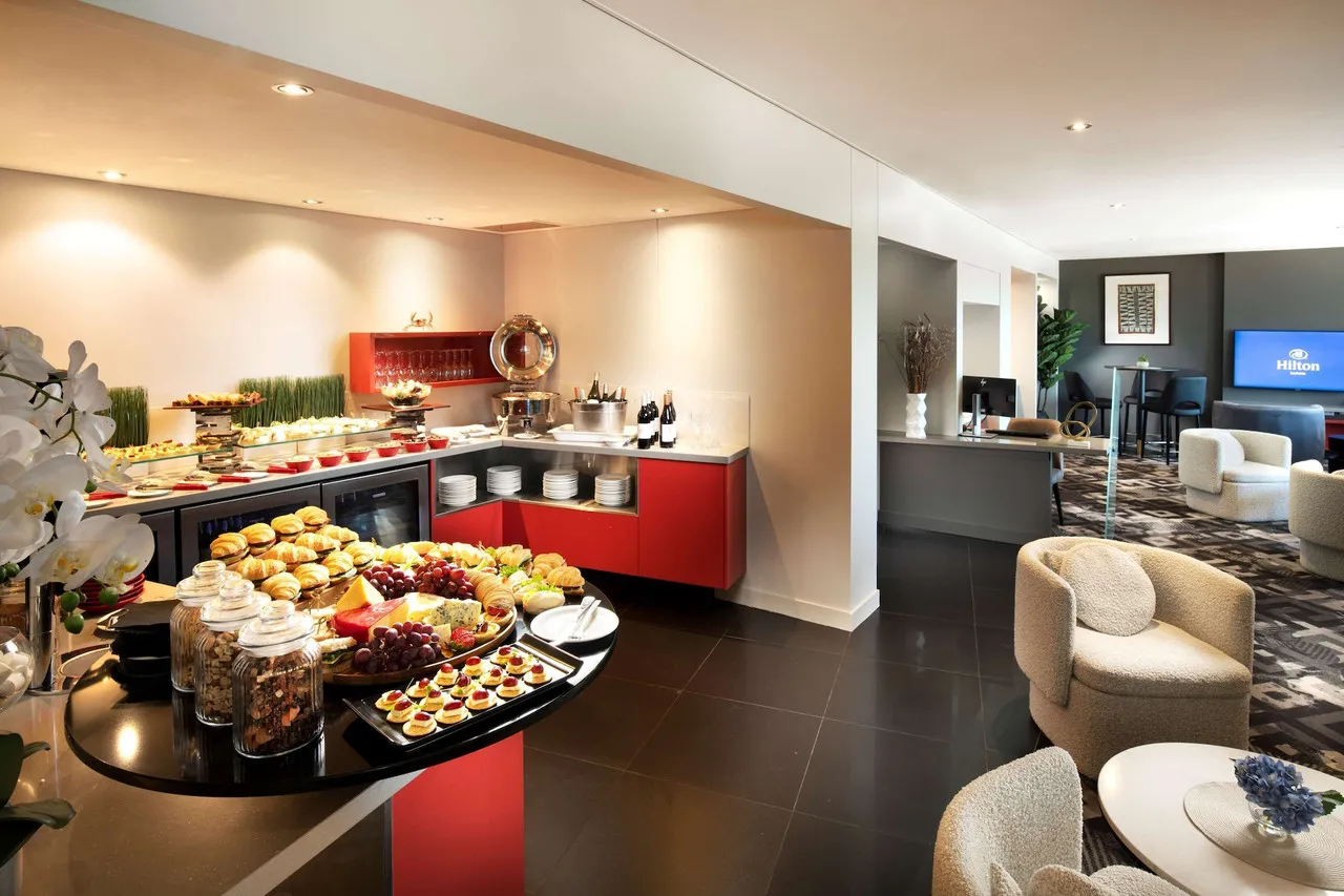 Hilton Darwin — rooms and atmosphere