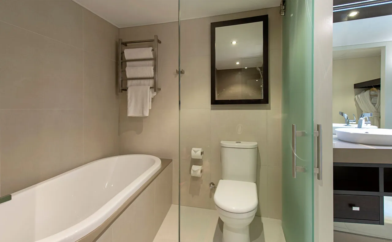 Hilton Darwin — rooms and atmosphere