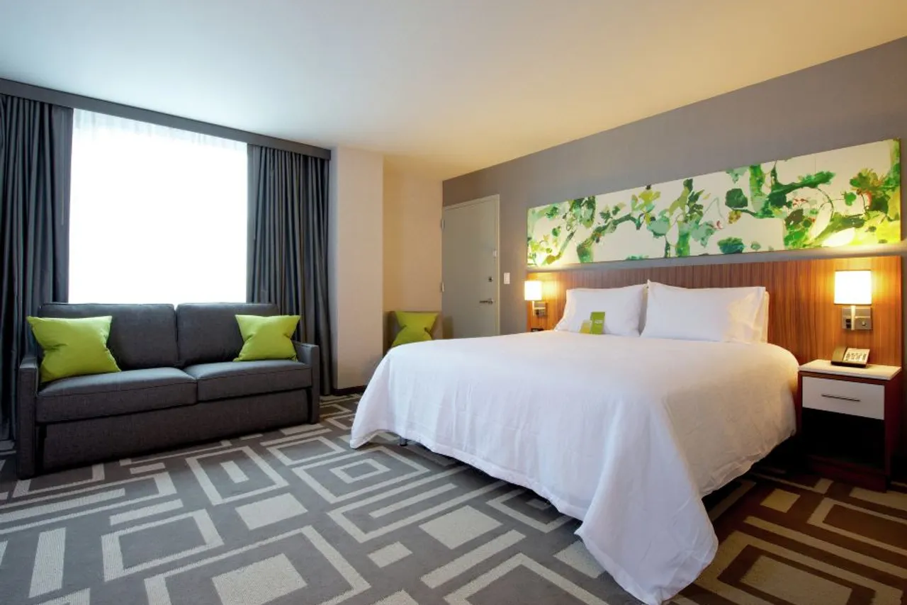 Hilton Garden Inn New York/Central Park South-Midtown West — rooms and atmosphere