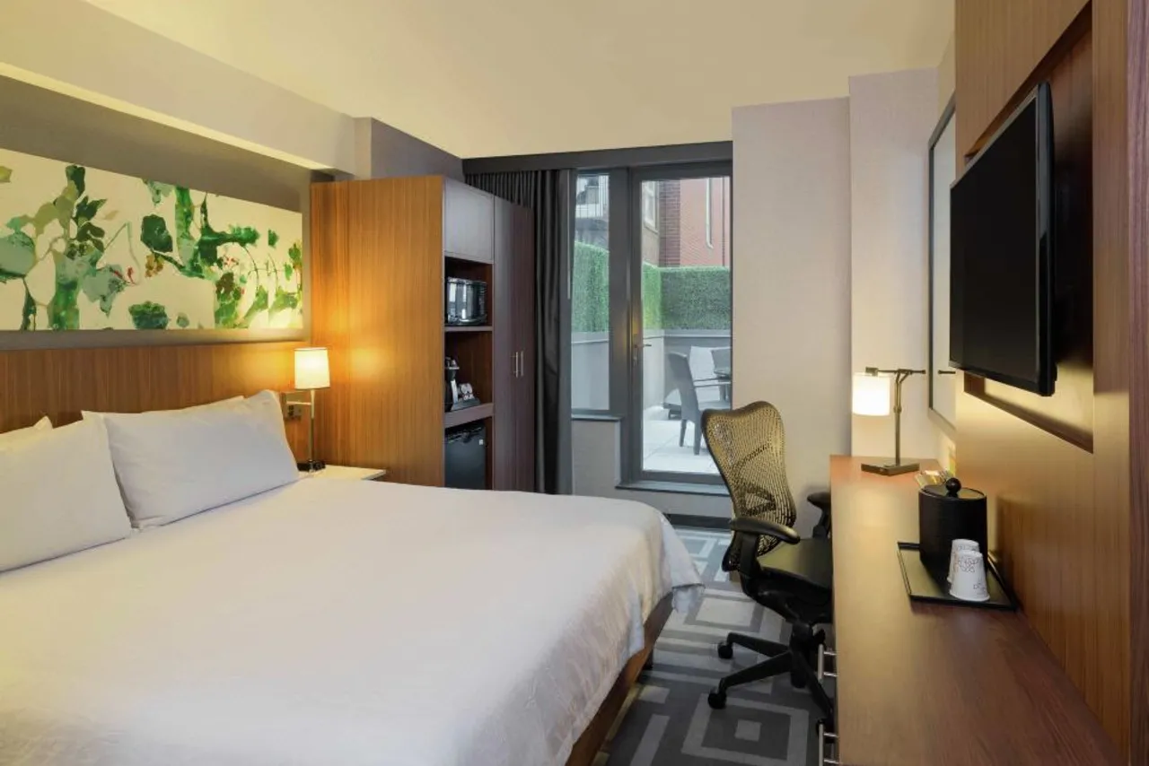 Hilton Garden Inn New York/Central Park South-Midtown West — rooms and atmosphere