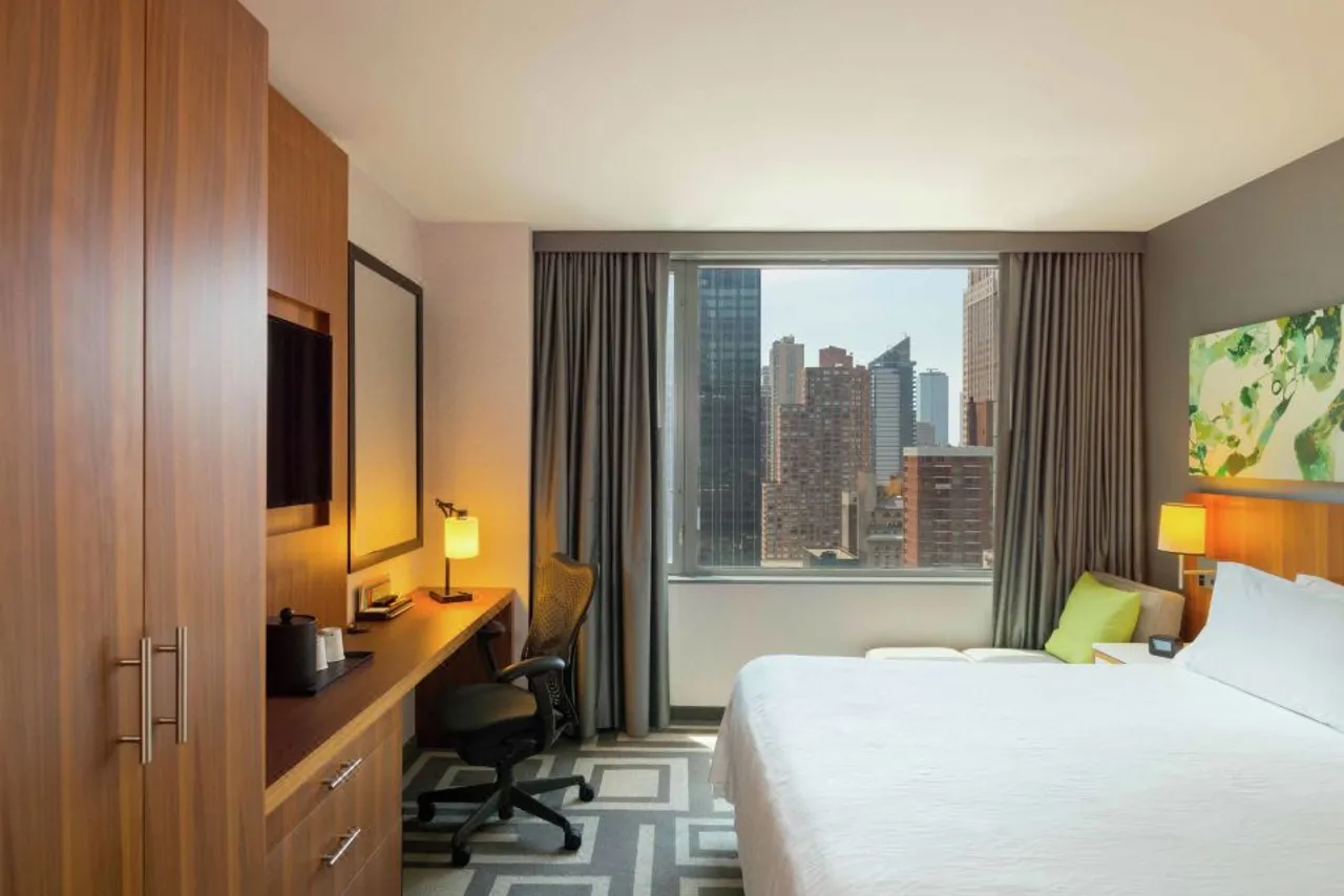 Hilton Garden Inn New York/Central Park South-Midtown West — rooms and atmosphere