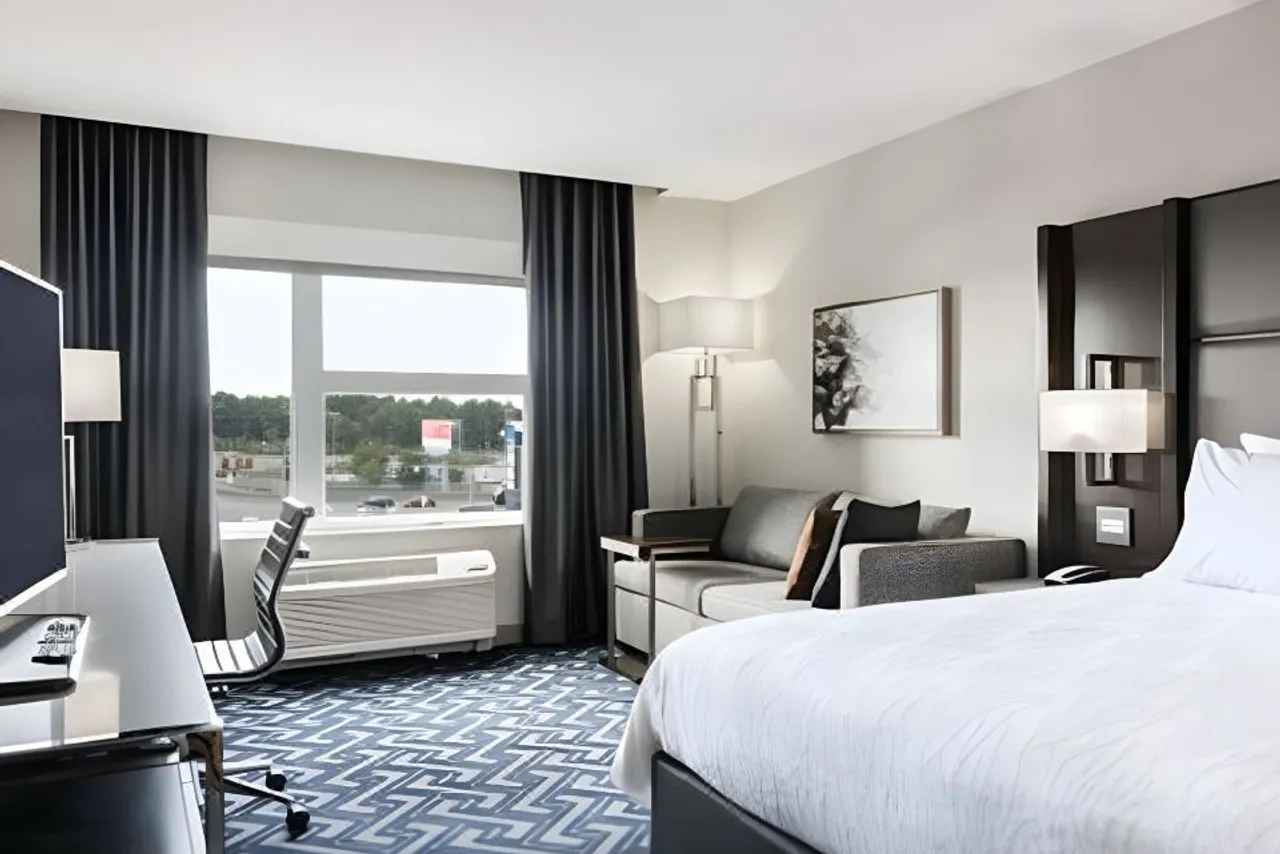 Hilton Garden Inn Foxborough Patriot Place — rooms and atmosphere