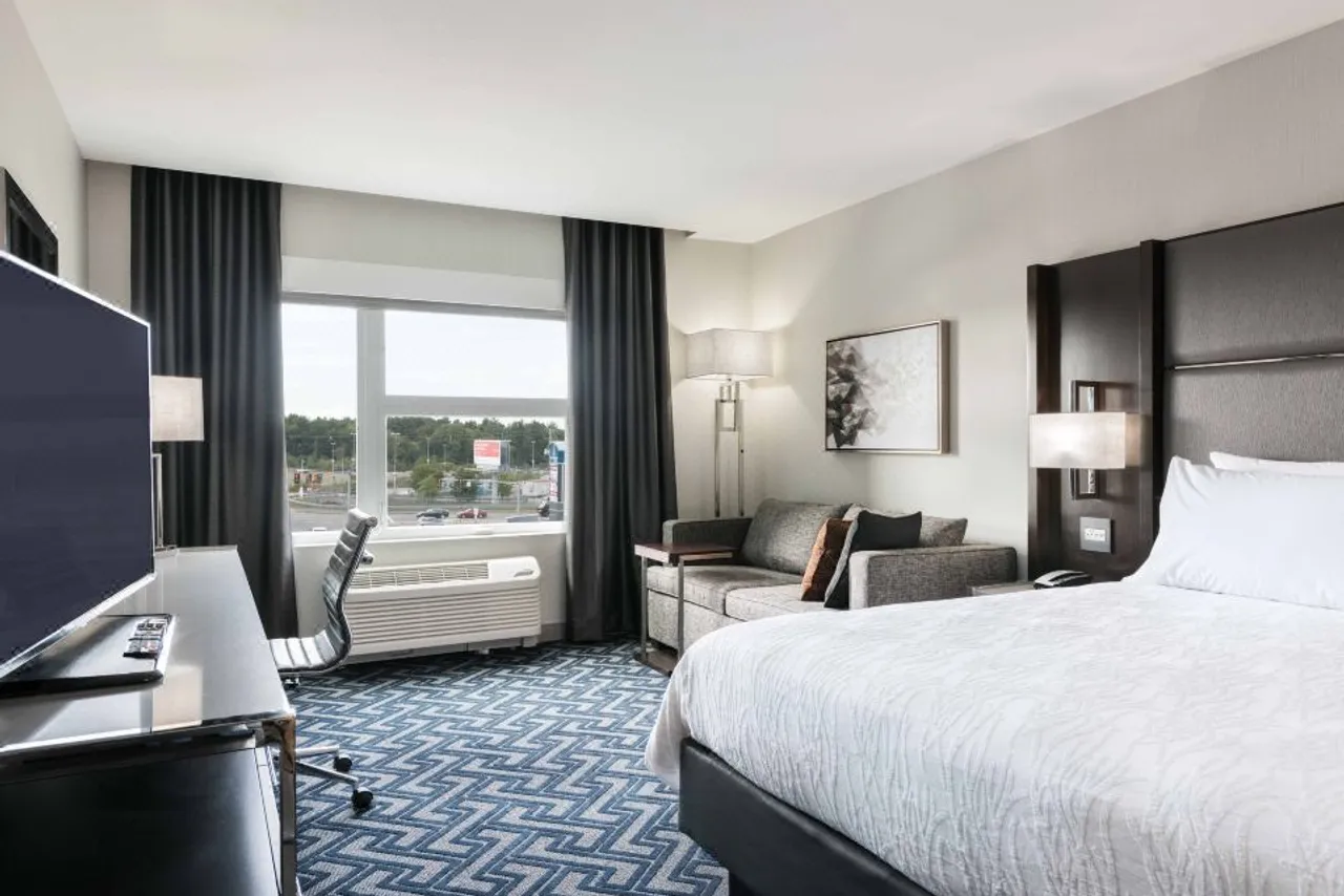 Hilton Garden Inn Foxborough Patriot Place — rooms and atmosphere