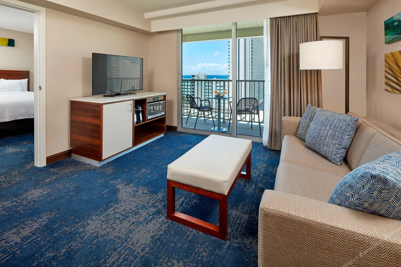 Hilton Garden Inn Waikiki Beach — rooms and atmosphere