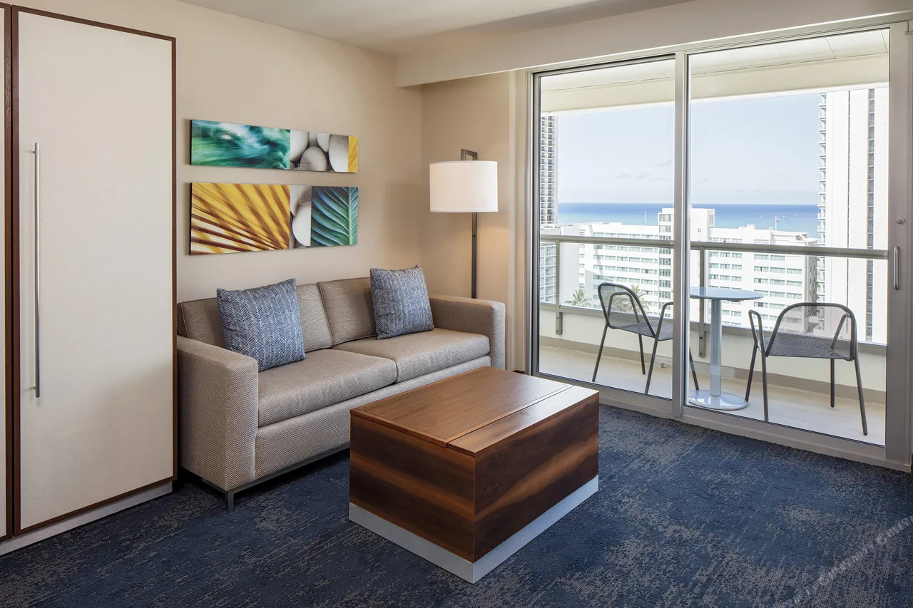 Hilton Garden Inn Waikiki Beach — rooms and atmosphere