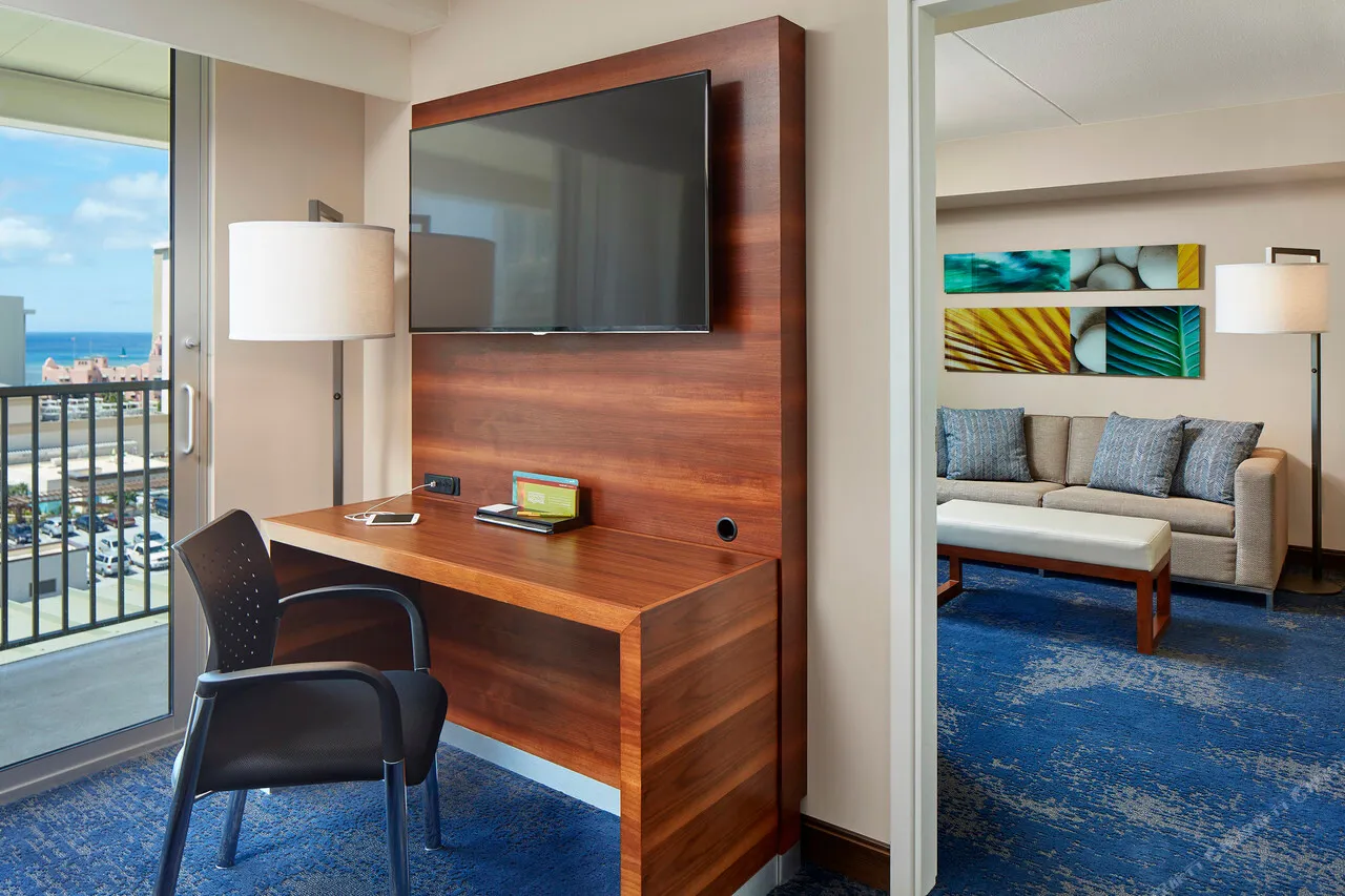 Hilton Garden Inn Waikiki Beach — rooms and atmosphere