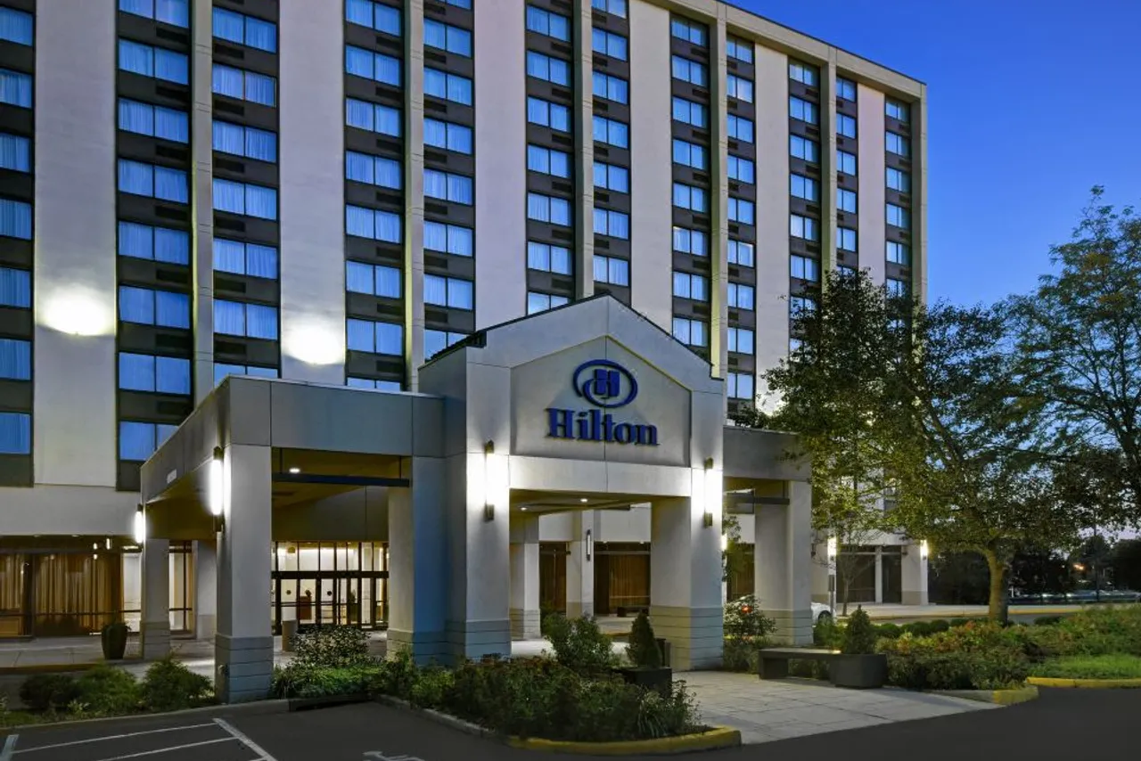 Hilton Hasbrouck Heights/Meadowlands — rooms and atmosphere