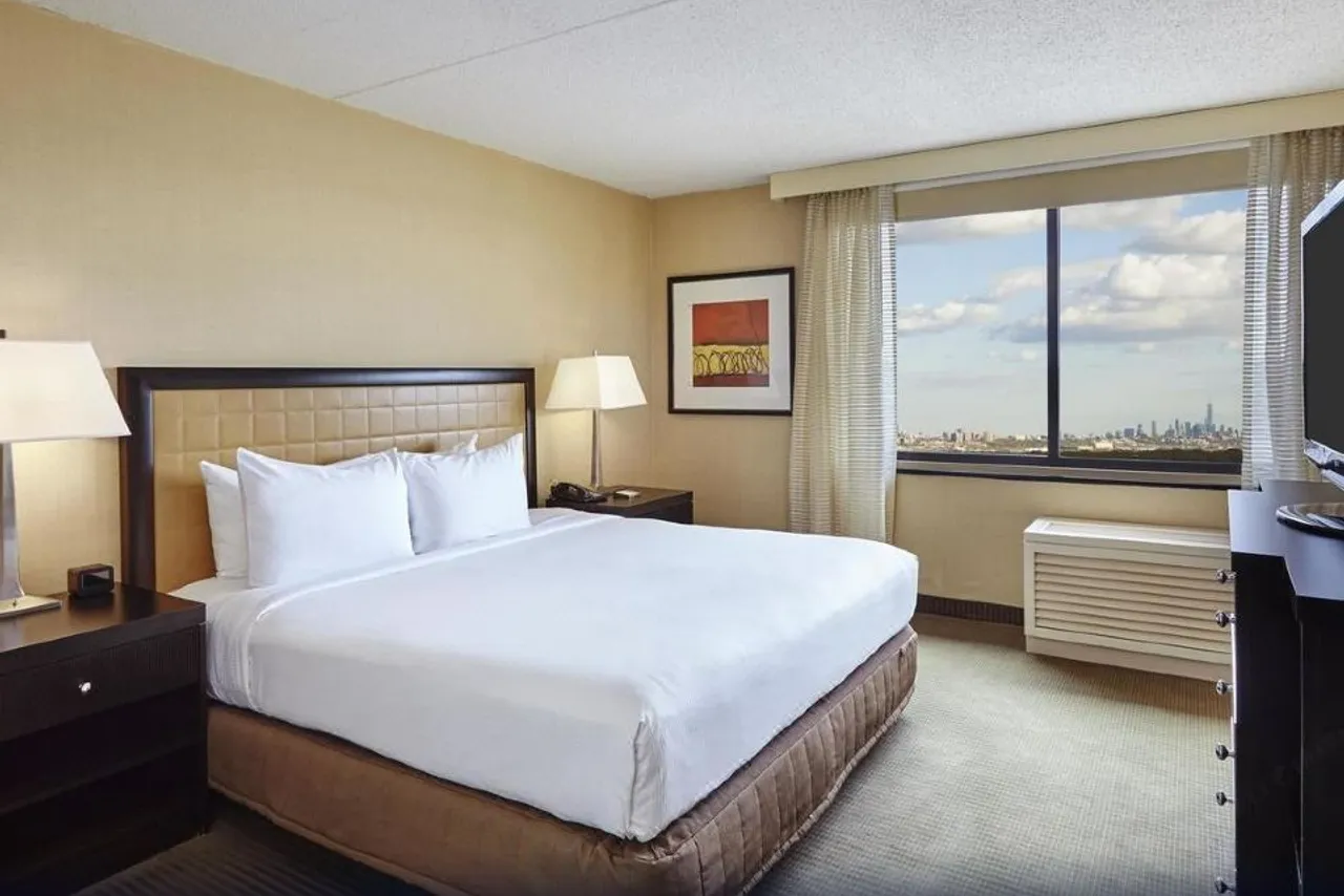 Hilton Hasbrouck Heights/Meadowlands — rooms and atmosphere