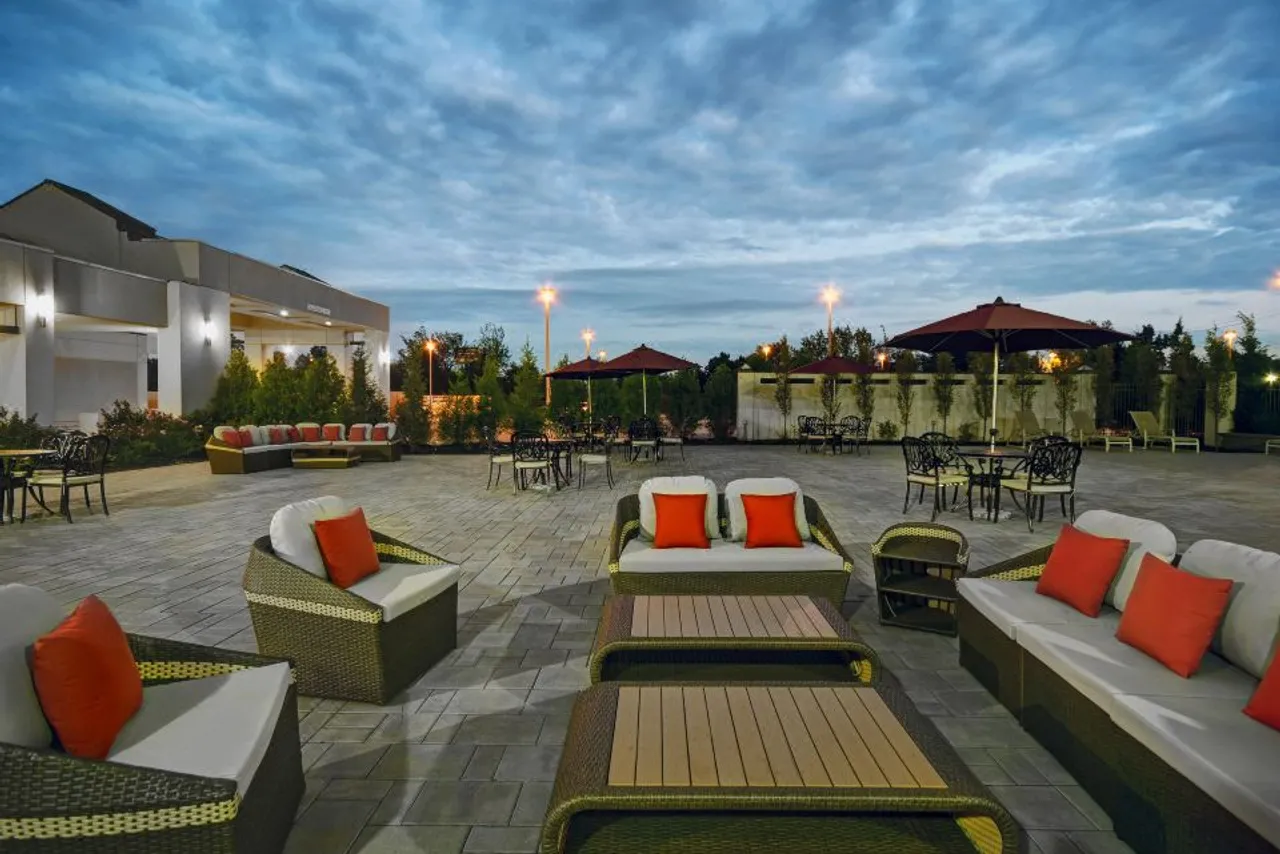 Hilton Hasbrouck Heights/Meadowlands — rooms and atmosphere