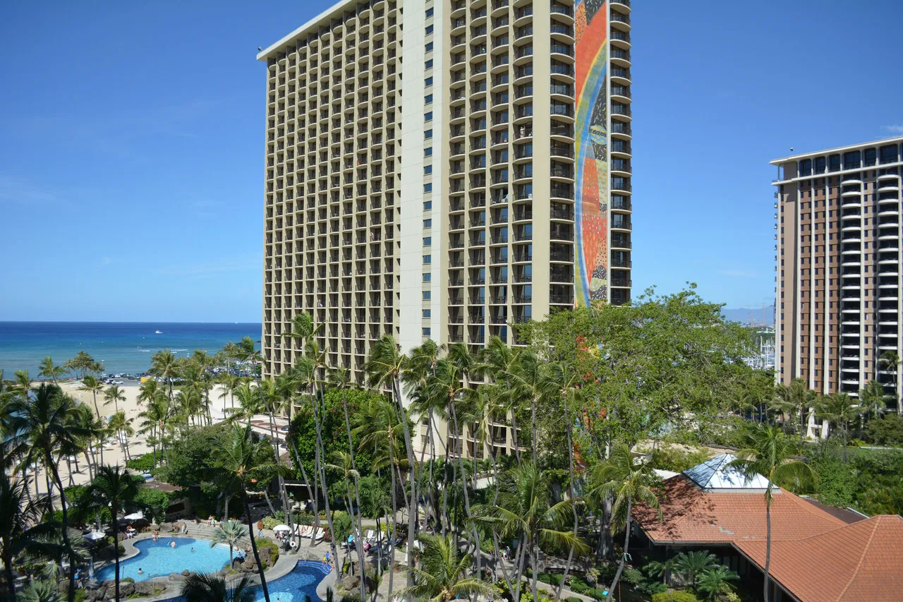 Hilton Hawaiian Village Waikiki Beach Resort — rooms and atmosphere