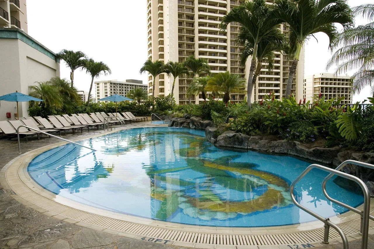 Hilton Hawaiian Village Waikiki Beach Resort — rooms and atmosphere