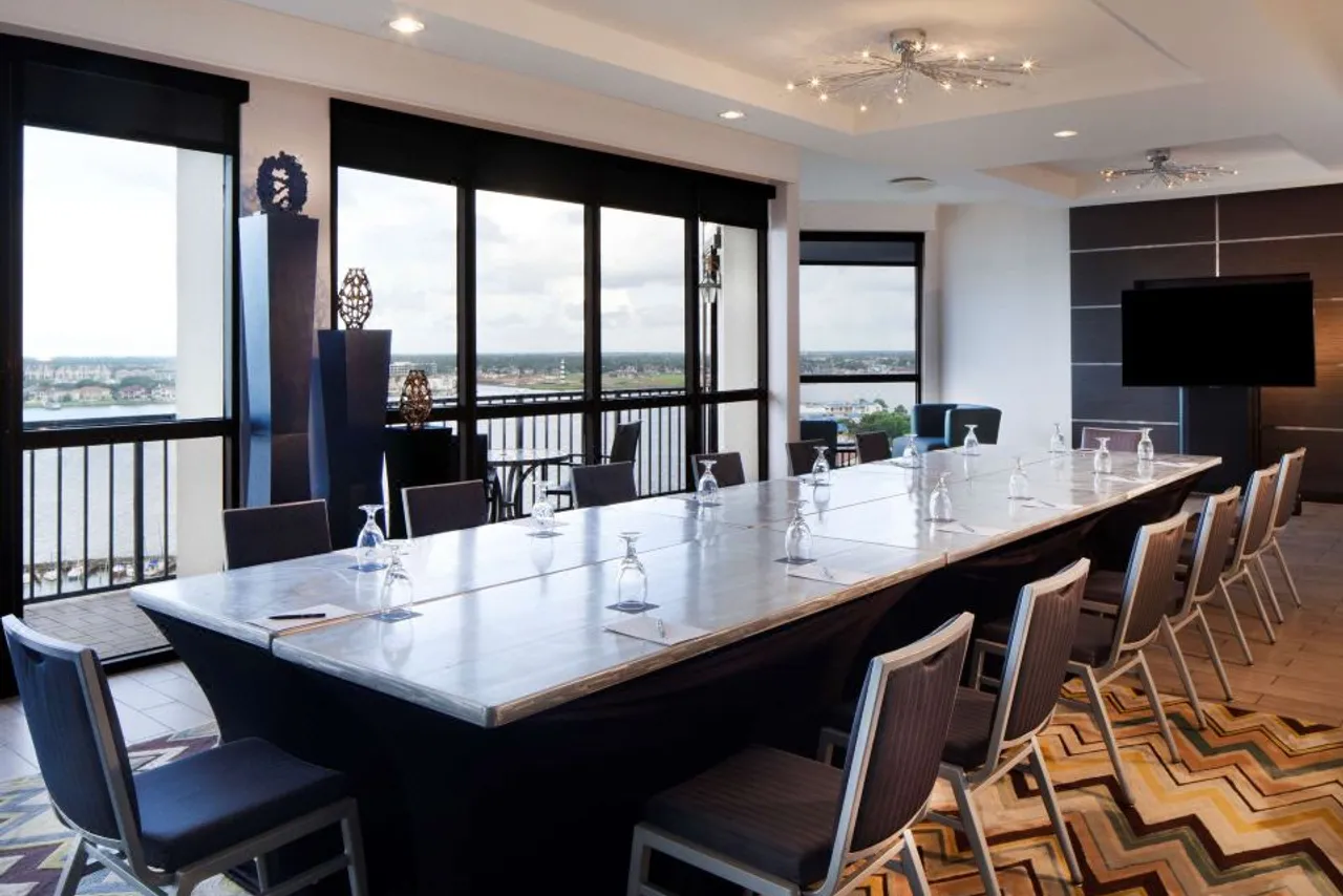 Hilton Houston NASA Clear Lake — rooms and atmosphere