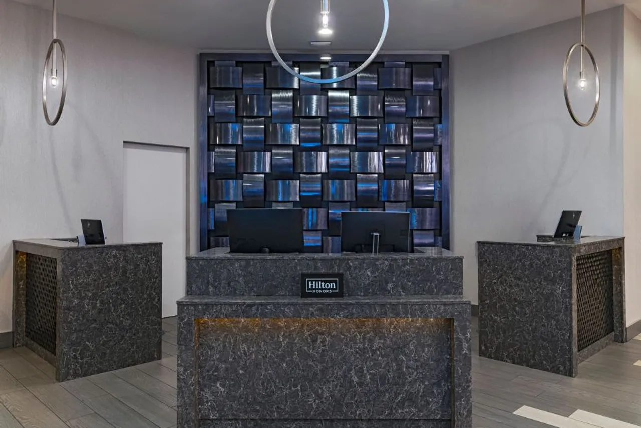 Hilton Houston Plaza/Medical Center — rooms and atmosphere