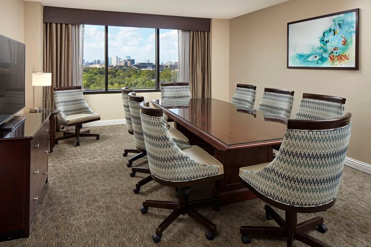 Hilton Houston Plaza/Medical Center — rooms and atmosphere
