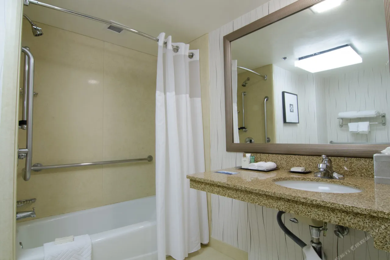 Hilton Los Angeles Airport — rooms and atmosphere