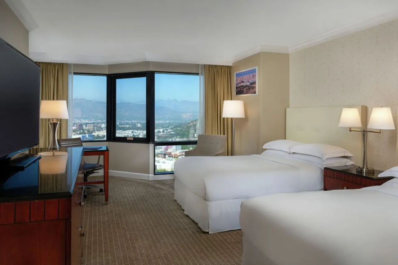Hilton Los Angeles / Universal City — rooms and atmosphere
