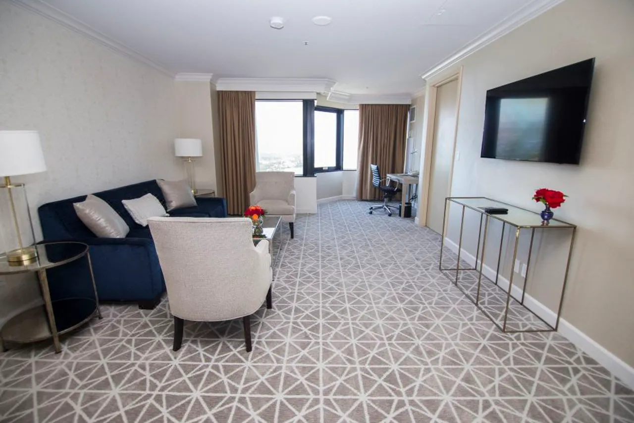 Hilton Los Angeles / Universal City — rooms and atmosphere
