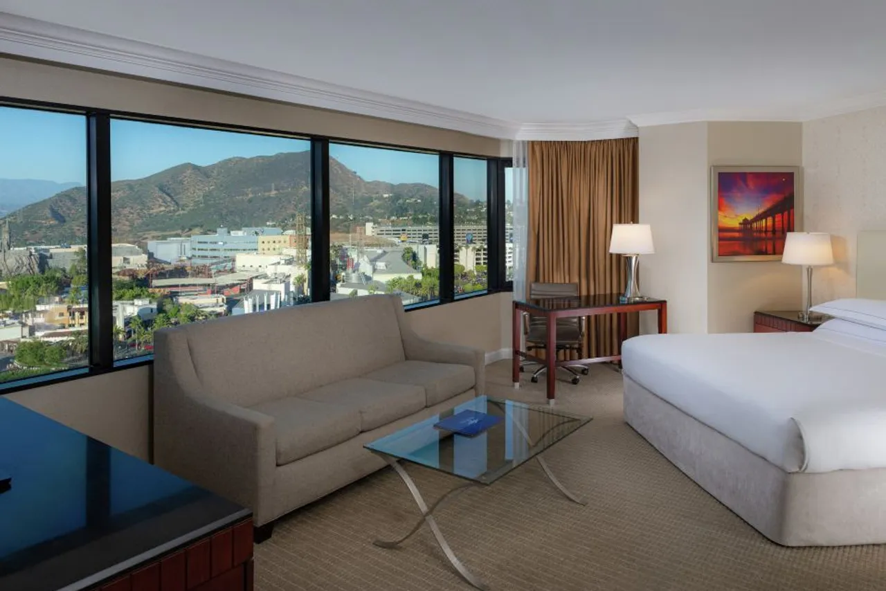 Hilton Los Angeles / Universal City — rooms and atmosphere