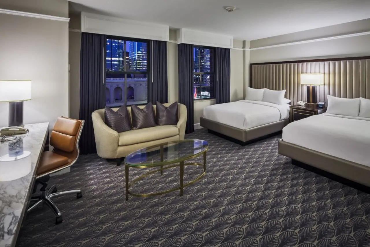 Hilton President Kansas City — rooms and atmosphere