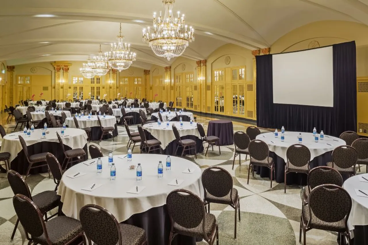 Hilton President Kansas City — rooms and atmosphere