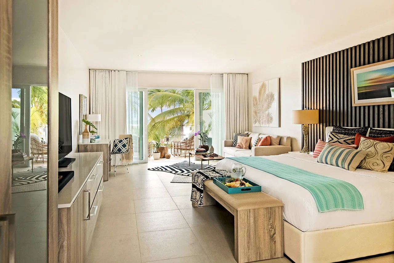 Hodges Bay Resort & Spa — rooms and atmosphere