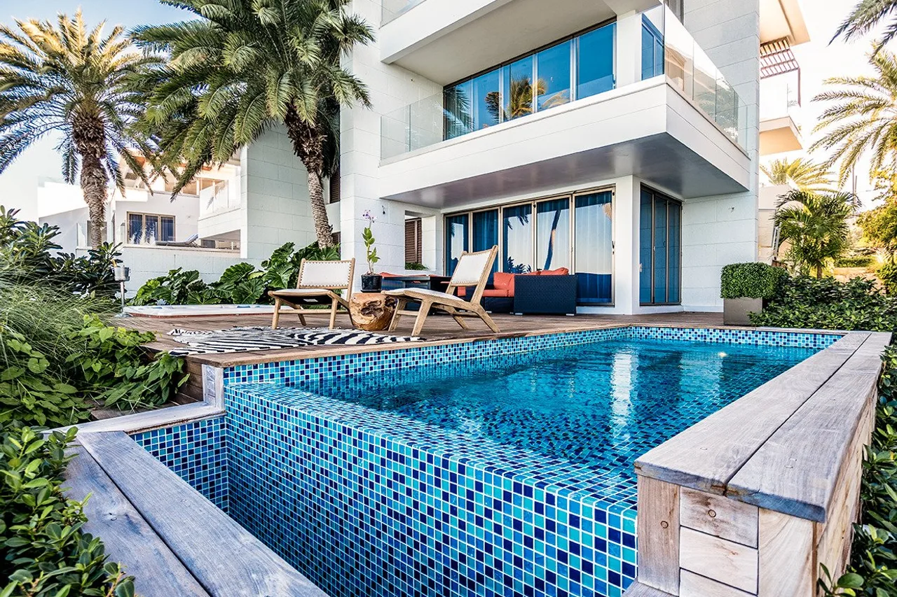Hodges Bay Resort & Spa — rooms and atmosphere