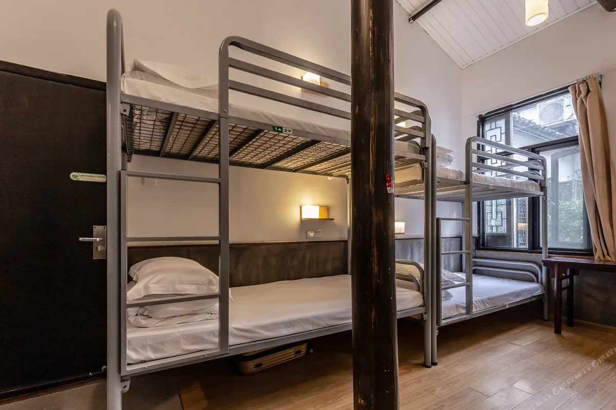 Hangzhou Hofang International Youth Hostel — rooms and atmosphere
