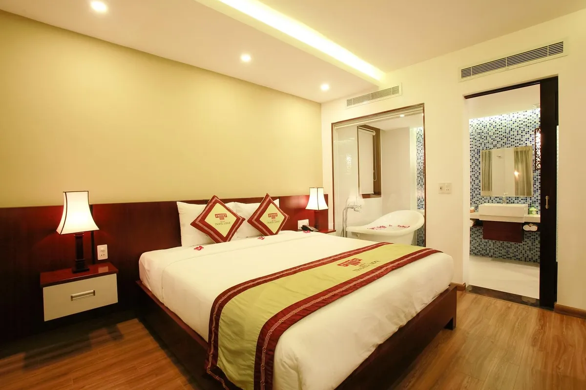Hoi An Travel Lodge Hotel — rooms and atmosphere