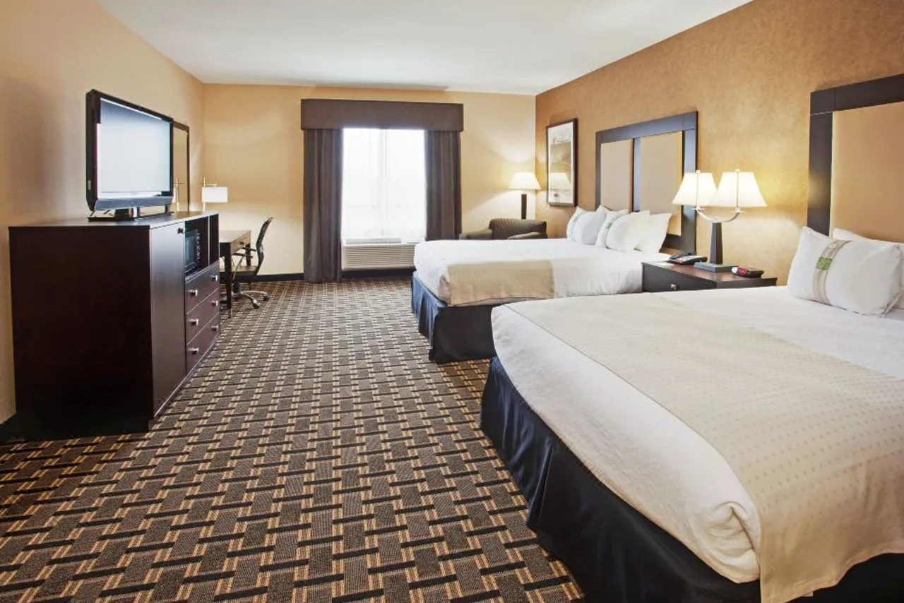 Holiday Inn Arlington NE-Rangers Ballpark by IHG — rooms and atmosphere