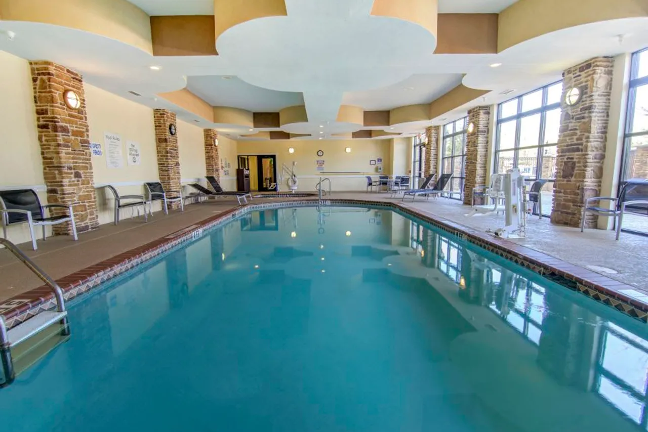 Holiday Inn Arlington NE-Rangers Ballpark by IHG — rooms and atmosphere