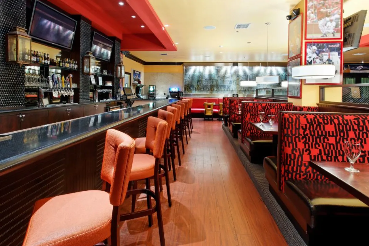 Holiday Inn Arlington NE-Rangers Ballpark by IHG — rooms and atmosphere