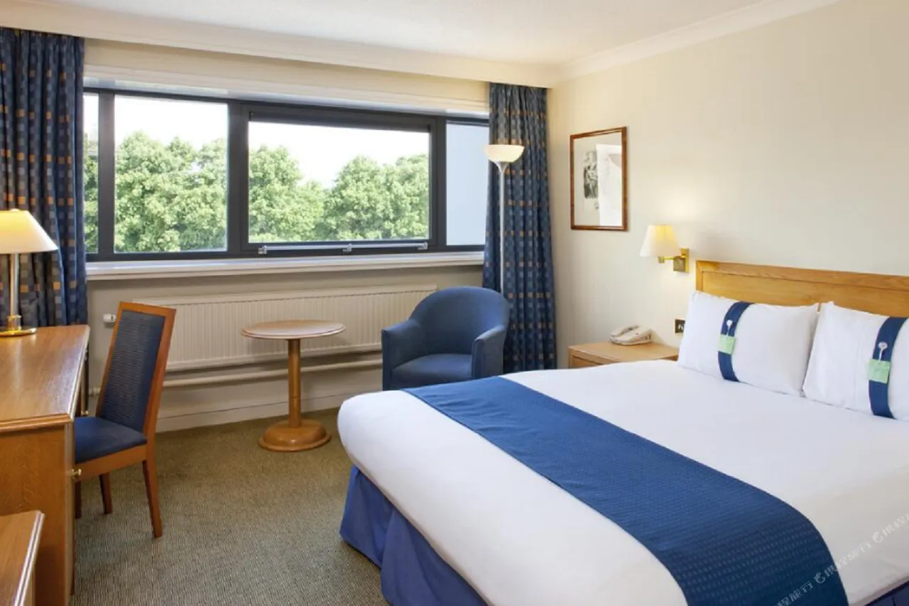 Holiday Inn Cardiff City Centre — rooms and atmosphere