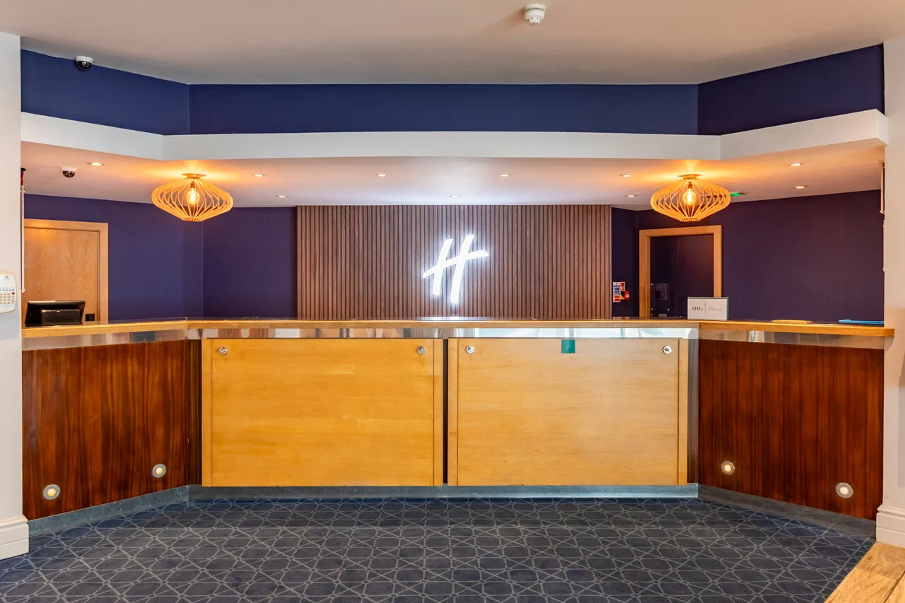 Holiday Inn Cardiff City Centre — rooms and atmosphere