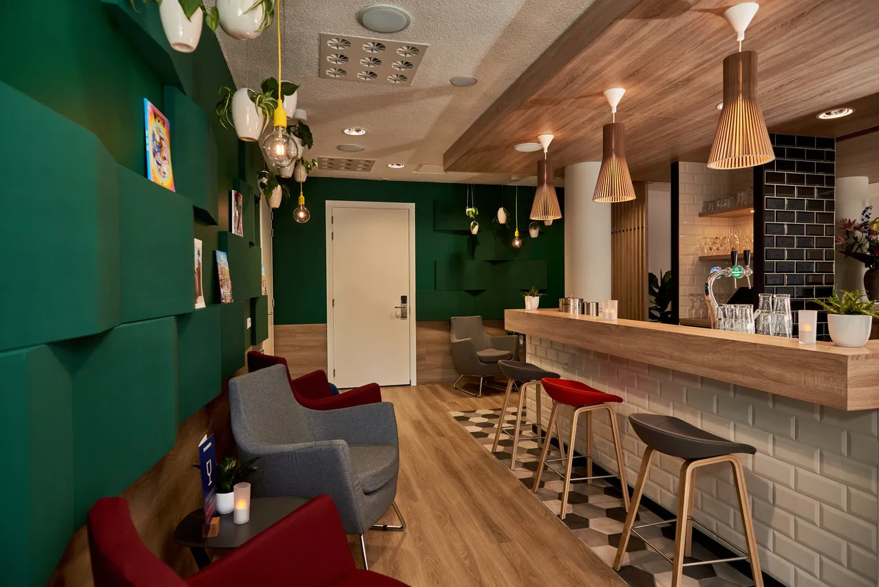 Holiday Inn Express Amsterdam – City Hall — rooms and atmosphere