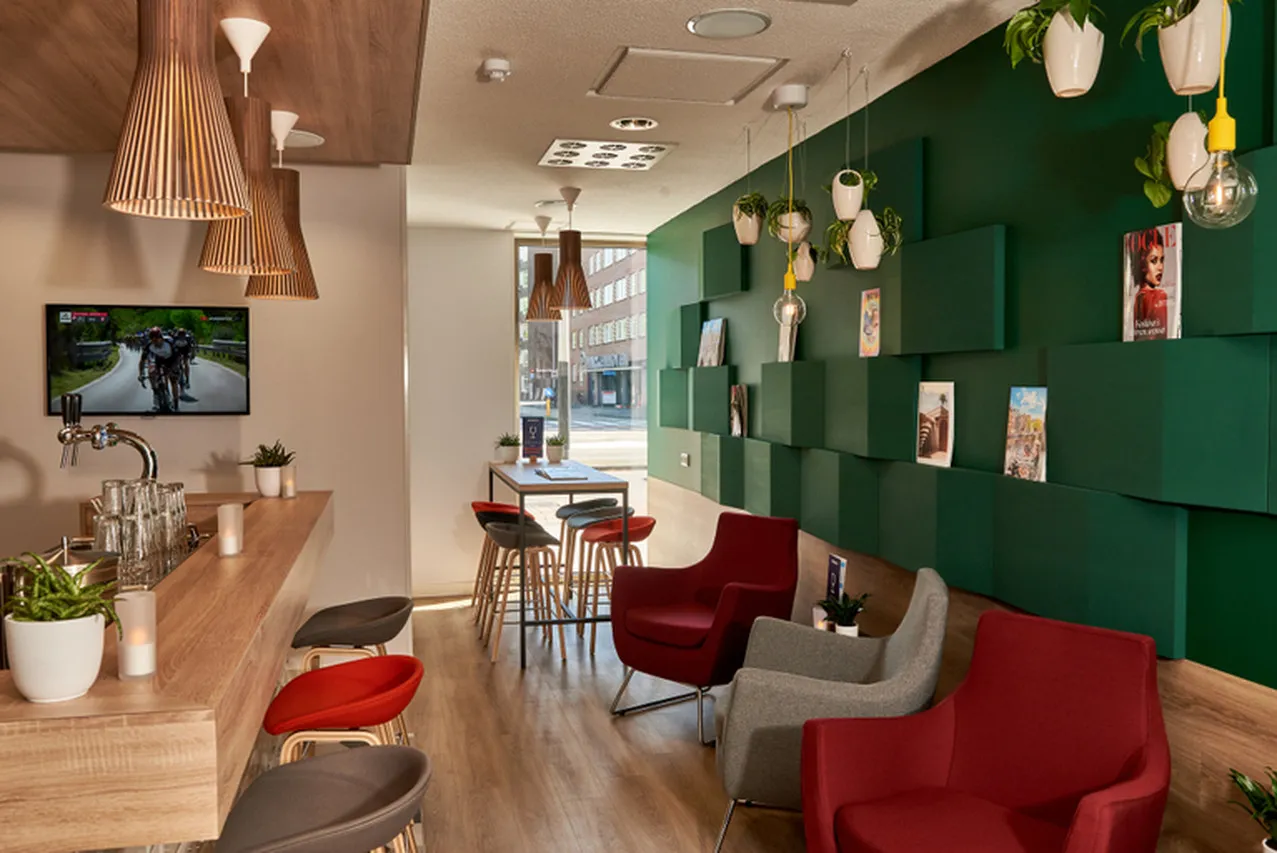 Holiday Inn Express Amsterdam – City Hall — rooms and atmosphere