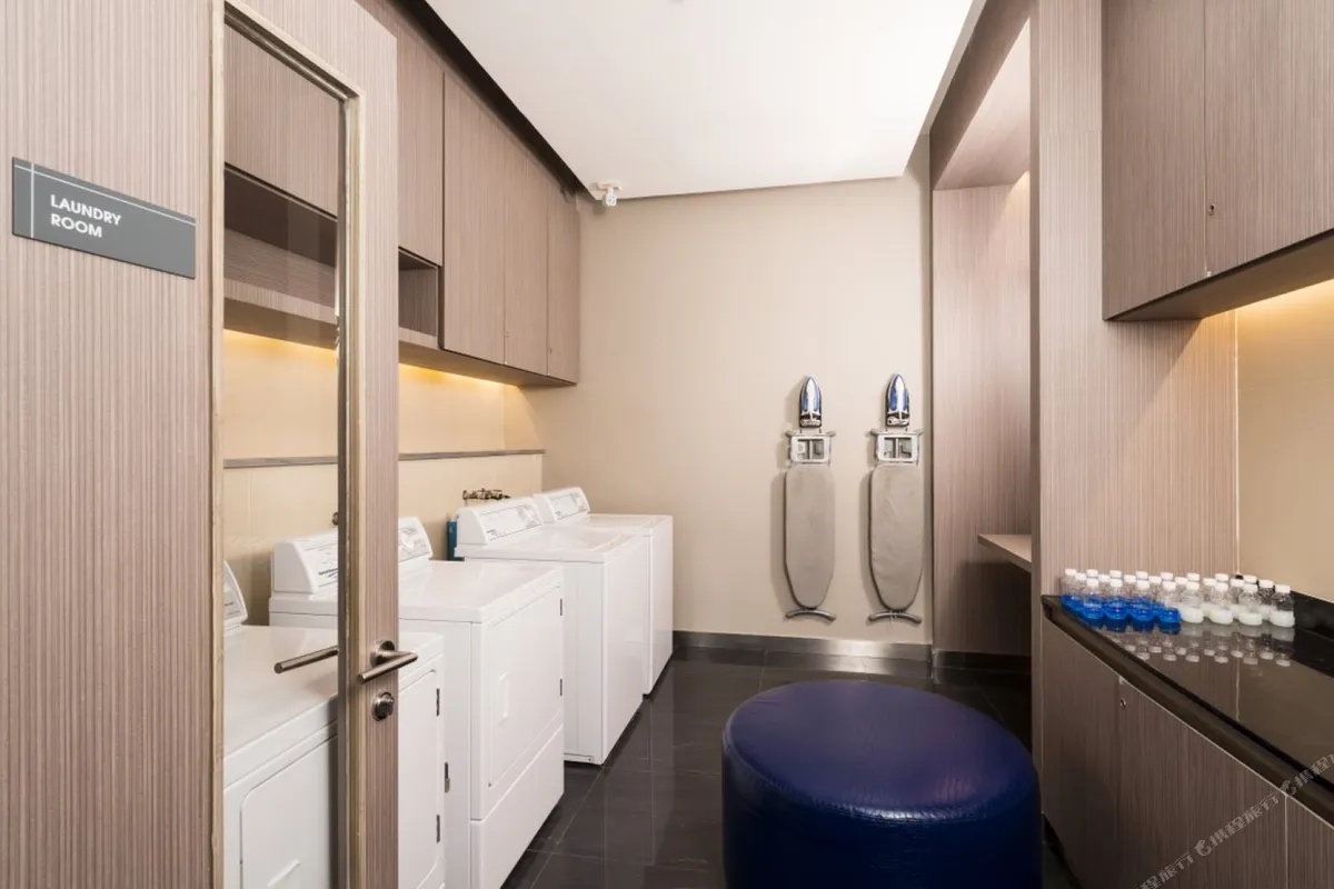 Holiday Inn Express Bangkok Siam — rooms and atmosphere