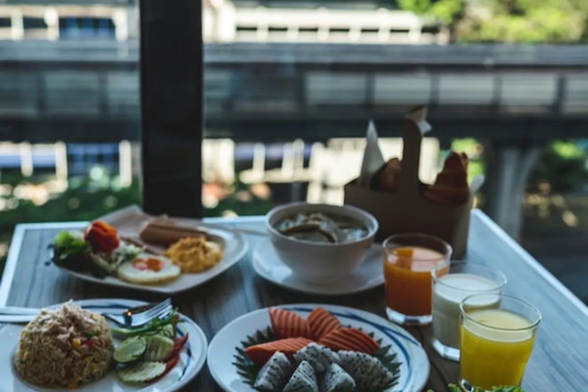 Holiday Inn Express Bangkok Siam — rooms and atmosphere