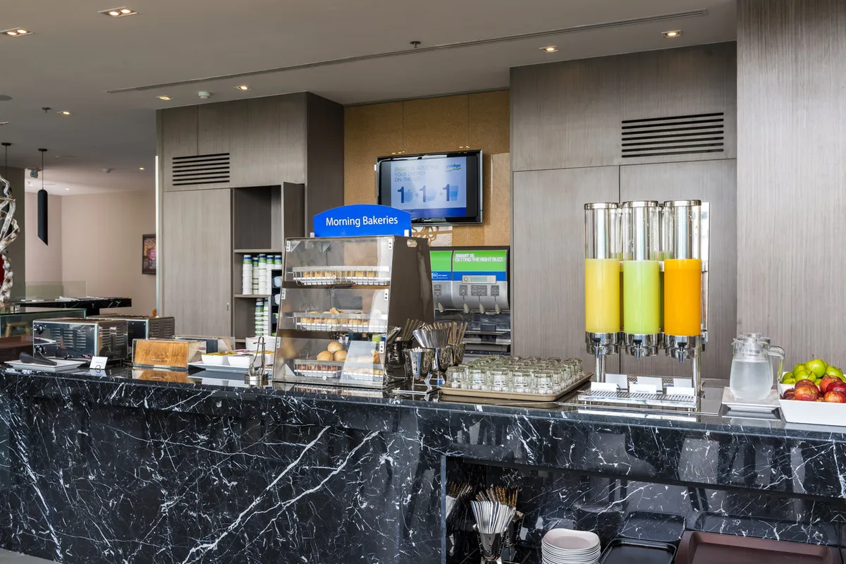 Holiday Inn Express Bangkok Siam — rooms and atmosphere