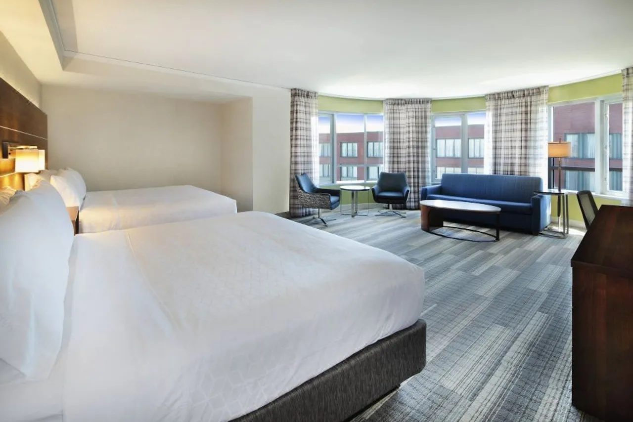 Holiday Inn Express & Suites San Francisco Fishermans Wharf — rooms and atmosphere