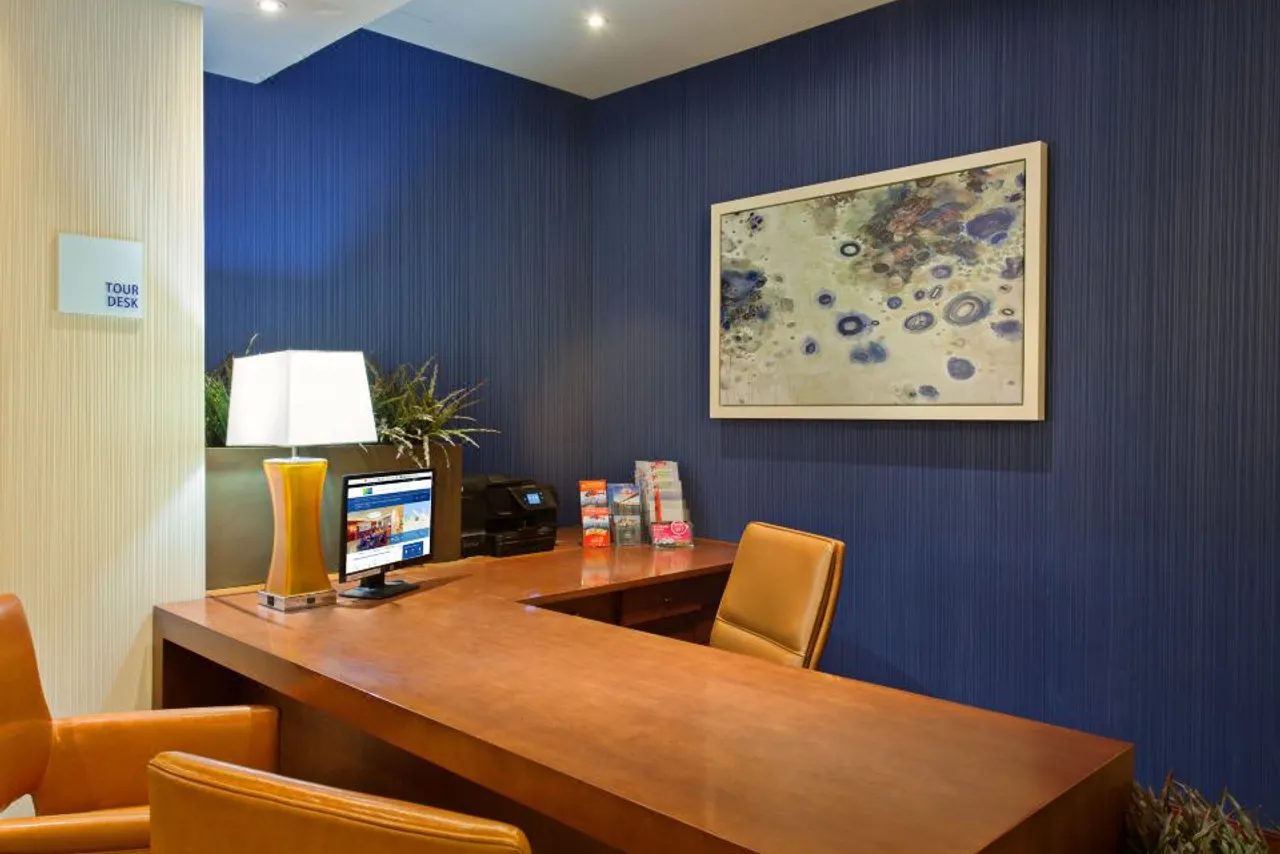 Holiday Inn Express & Suites San Francisco Fishermans Wharf — rooms and atmosphere